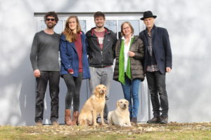 Familie Rechberger steht vor dem Haus